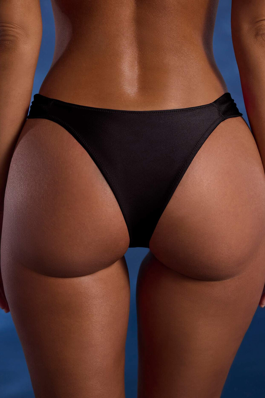 bikinibroekje met brede bandjes en kralenversiering in zwart