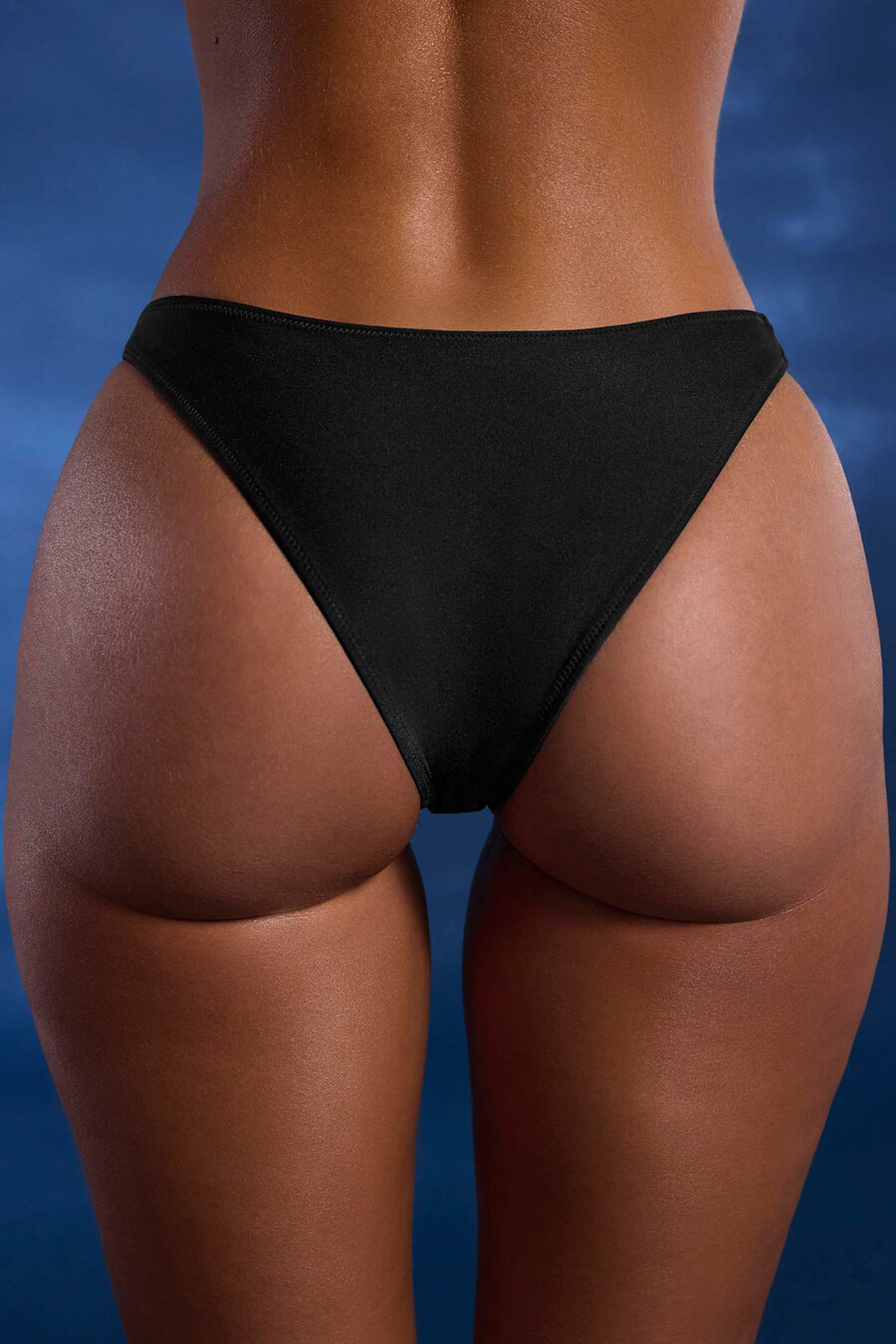 bikinibroekje met hoge beenuitsnijding en kralenversiering in zwart