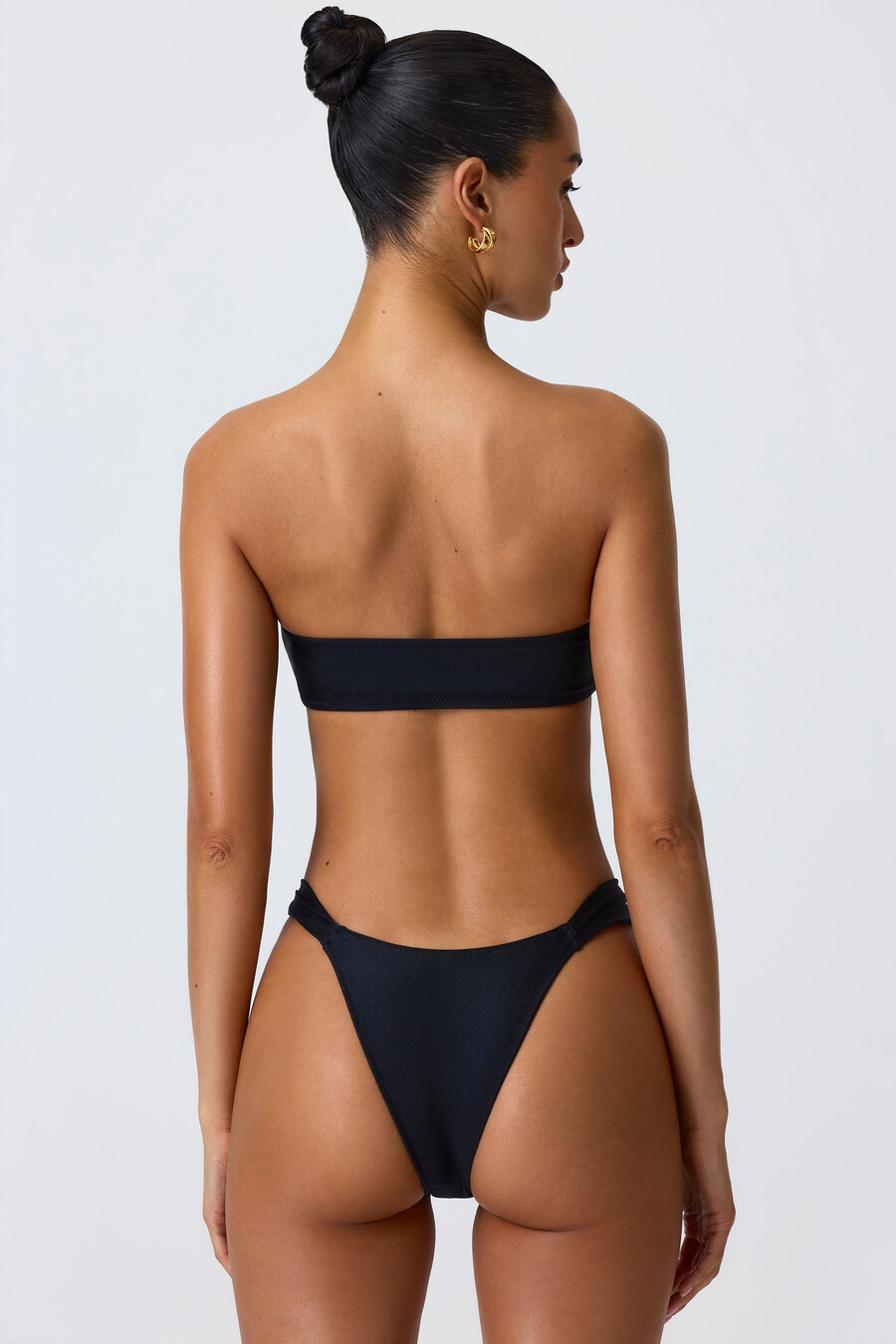 versierde bandeau bikinitop met uitsnijdingen in zwart