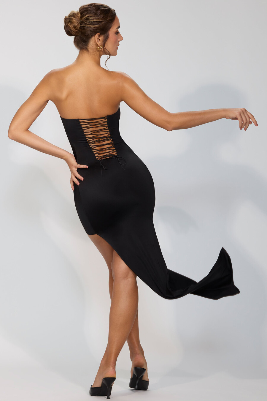 premium jersey mini-jurk met vetersluiting aan de achterkant en sleep in zwart