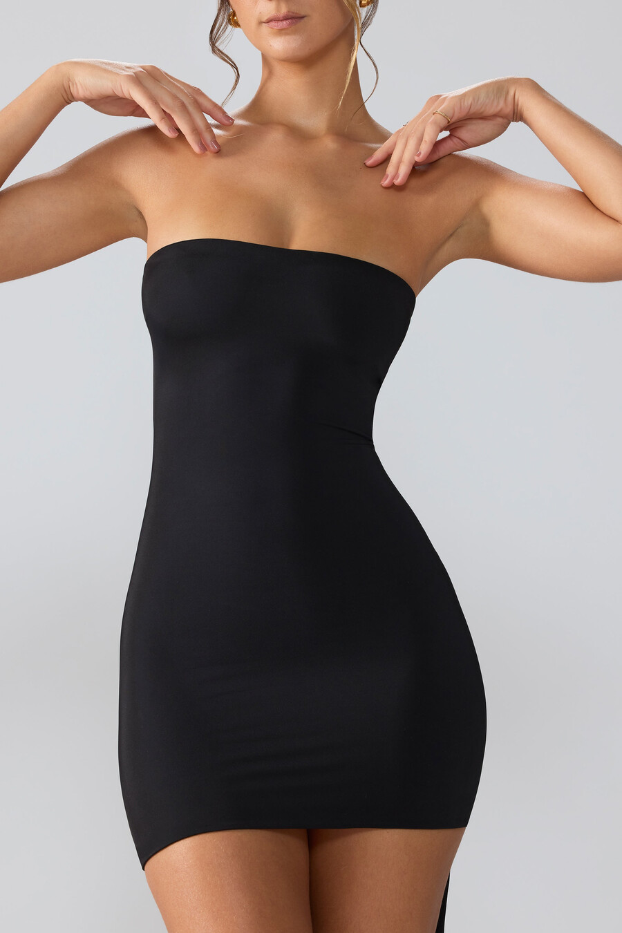 premium jersey mini-jurk met vetersluiting aan de achterkant en sleep in zwart