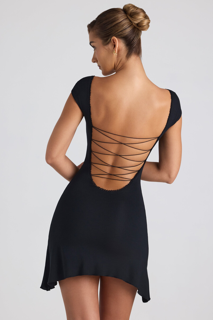 asymmetrische mini-jurk met vetersluiting en a-lijn model van modal in zwart.