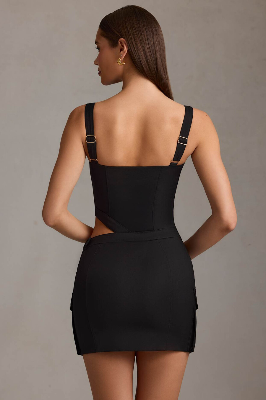 mini-jurk met riem en uitsnijdingen in zwart