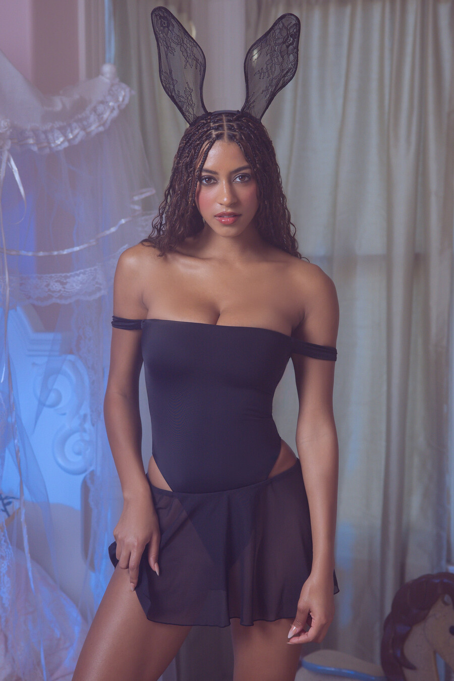 off-shoulder gelaagd mini-jurkje in zwart