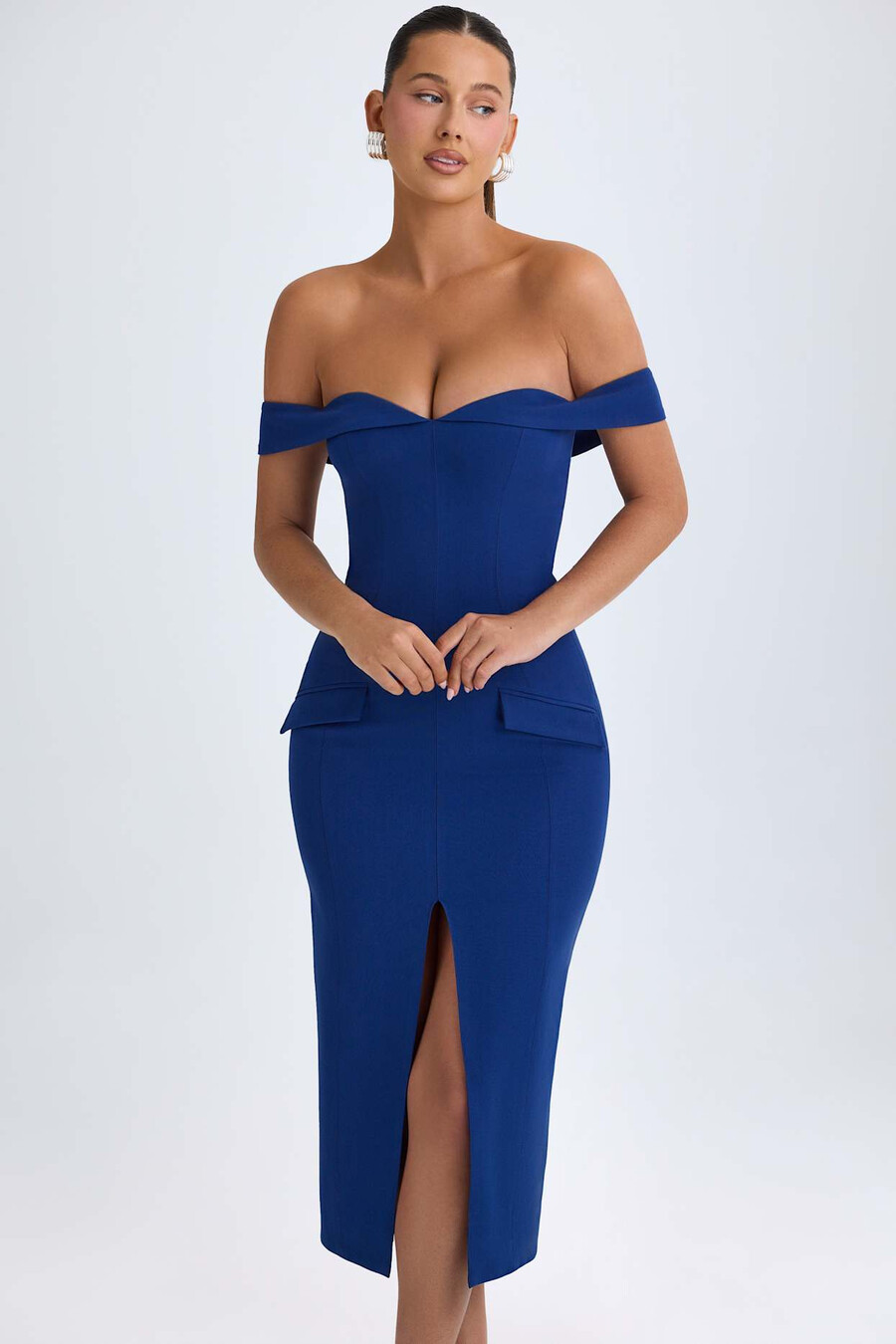 off-shoulder midaxijurk in diep marineblauw