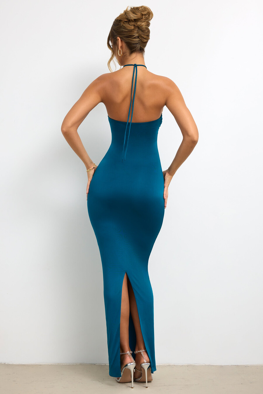 soepele jersey maxi-jurk met rozendetails en halternek in donkerblauwgroen.