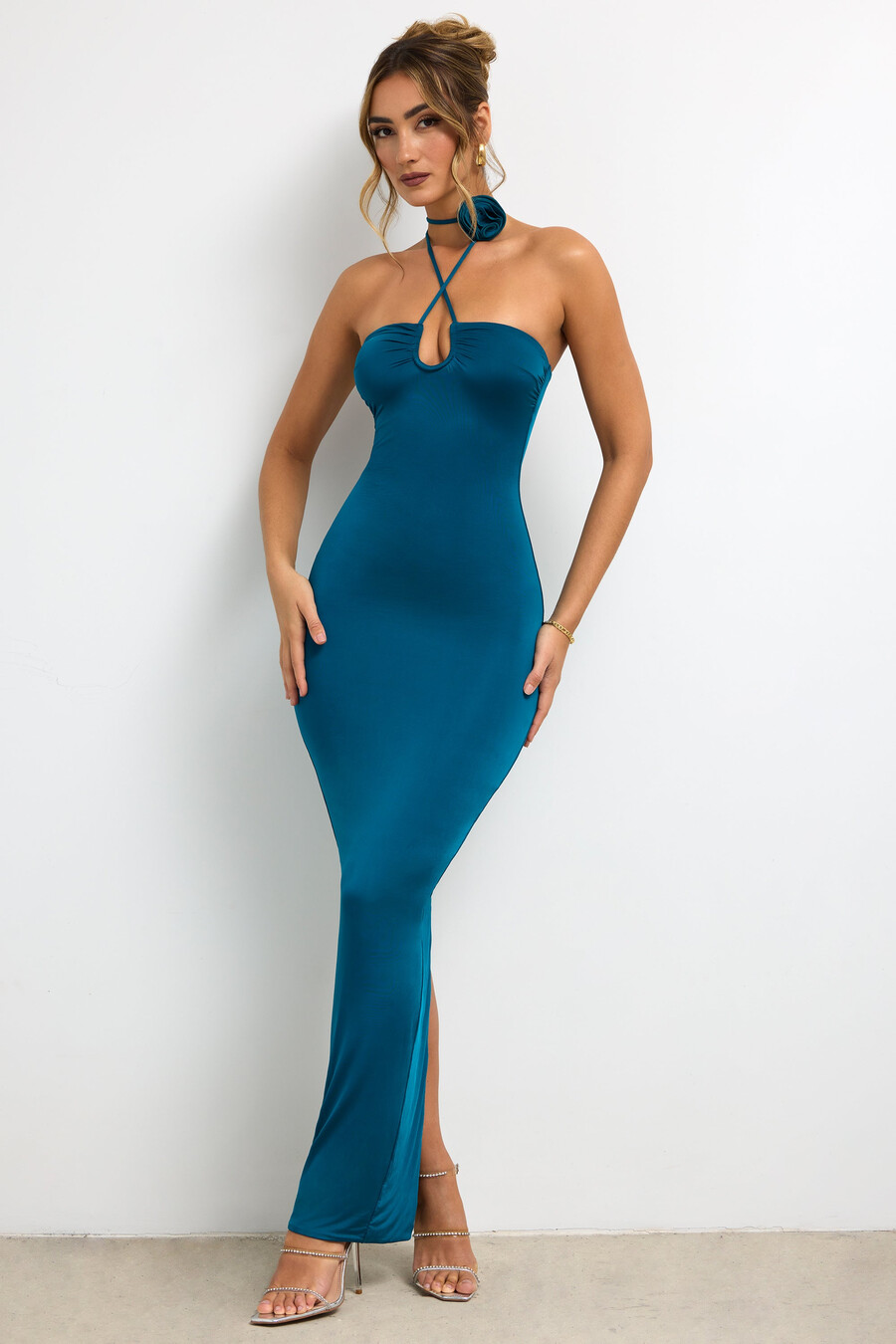 soepele jersey maxi-jurk met rozendetails en halternek in donkerblauwgroen.