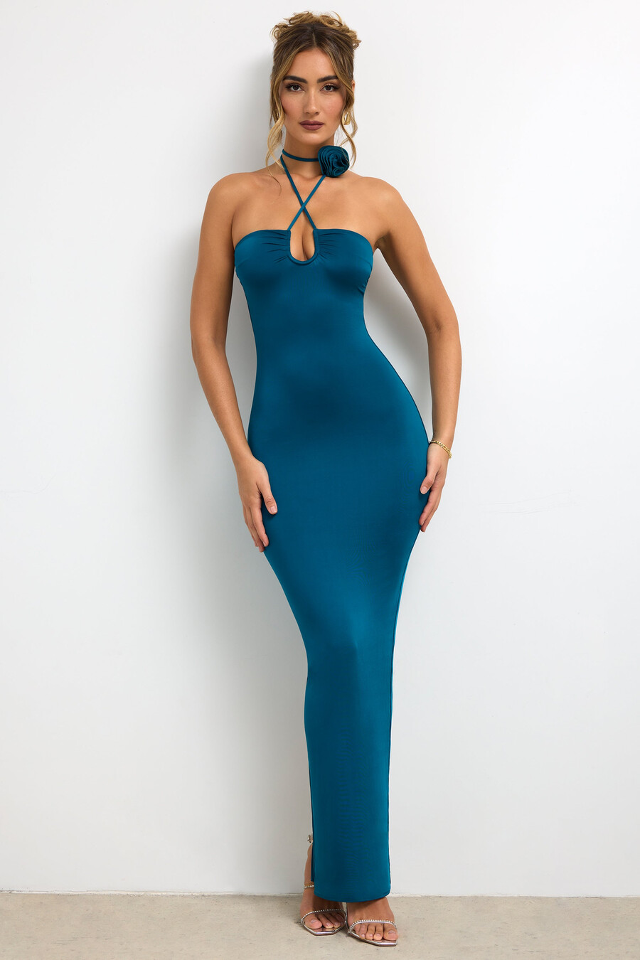 soepele jersey maxi-jurk met rozendetails en halternek in donkerblauwgroen.