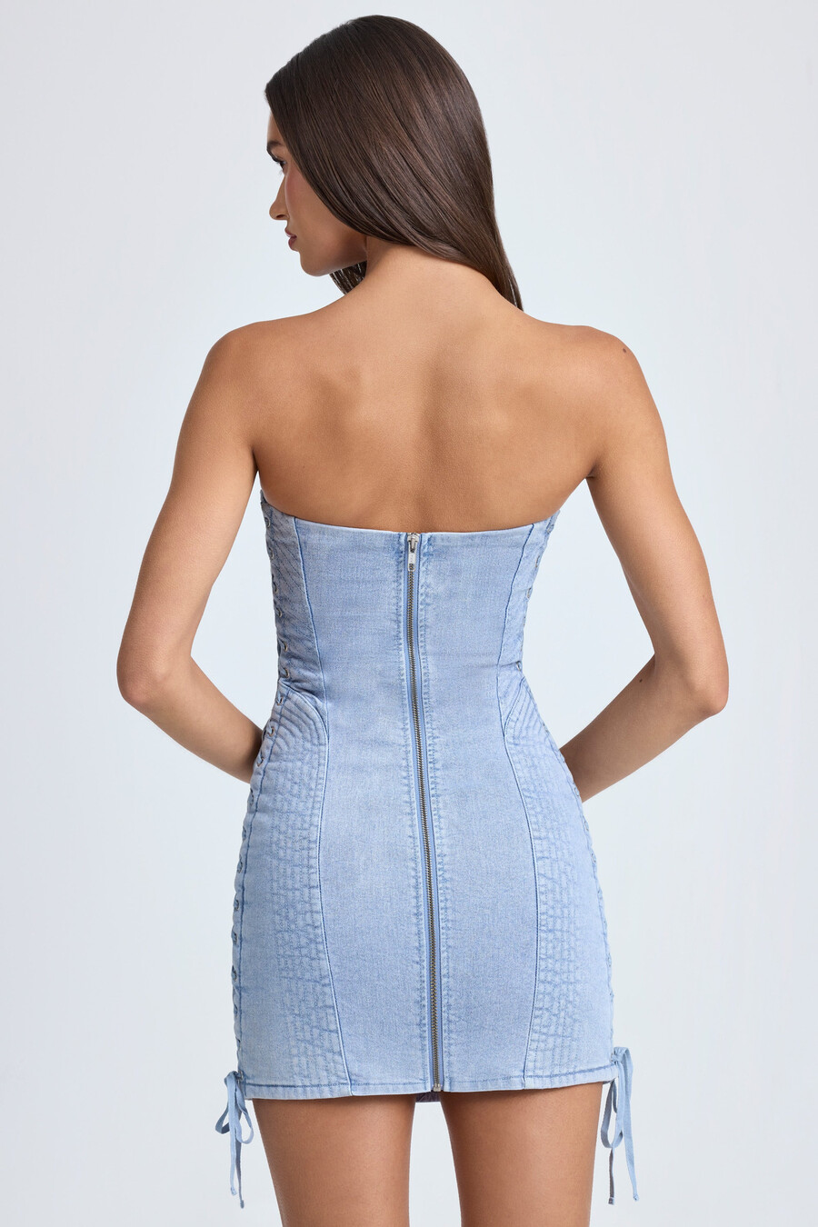 bandeau mini-jurk met vetersluiting in lichtblauwe stonewash