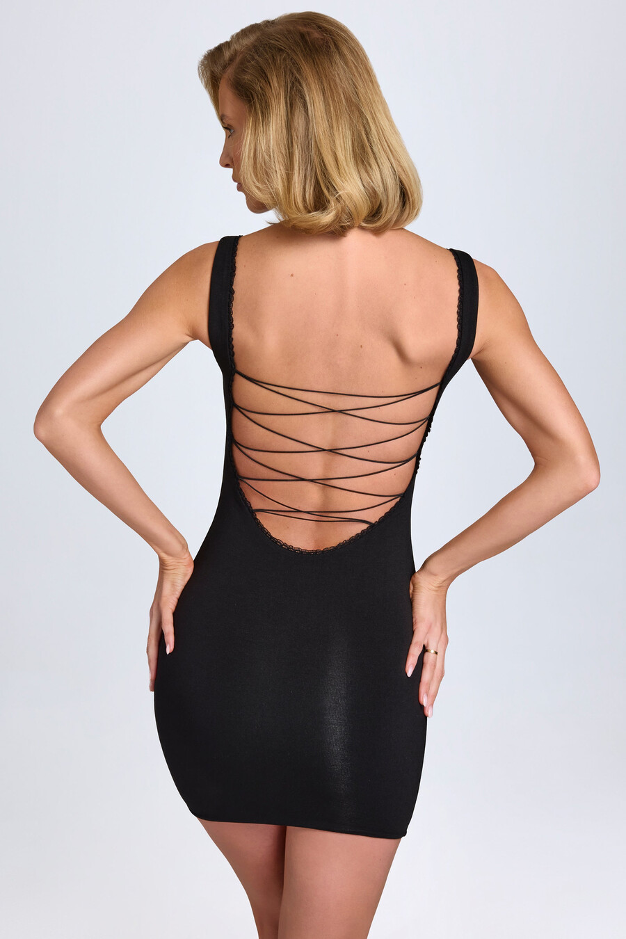 nauwsluitende mini-jurk van modal met kanten details in zwart