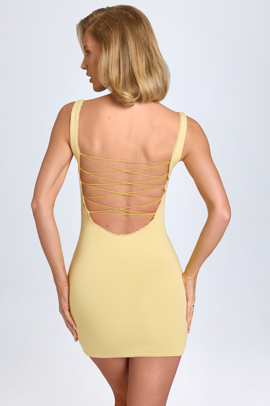 nauwsluitende mini-jurk van modal met kanten details in pastelgeel