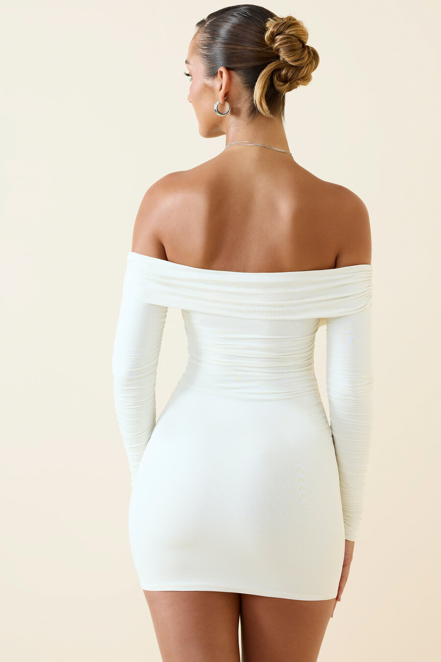 off-shoulder geplooide bodycon mini-jurk in vanillekleur.