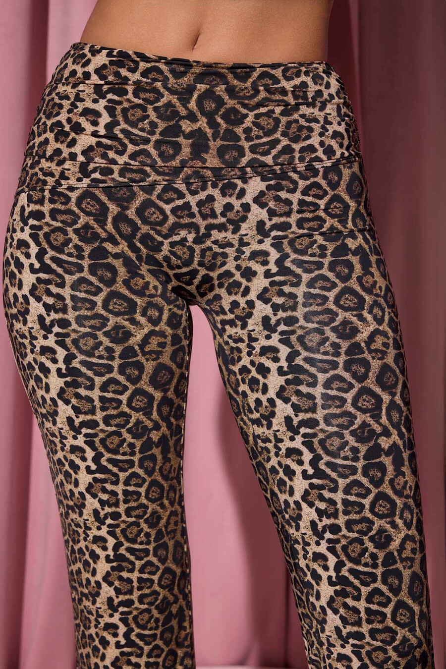 middelhoge broek met rechte pijpen en luipaardprint