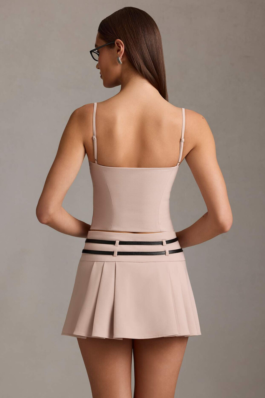 geplooide minirok met lage taille en riem in paddenstoelkleur
