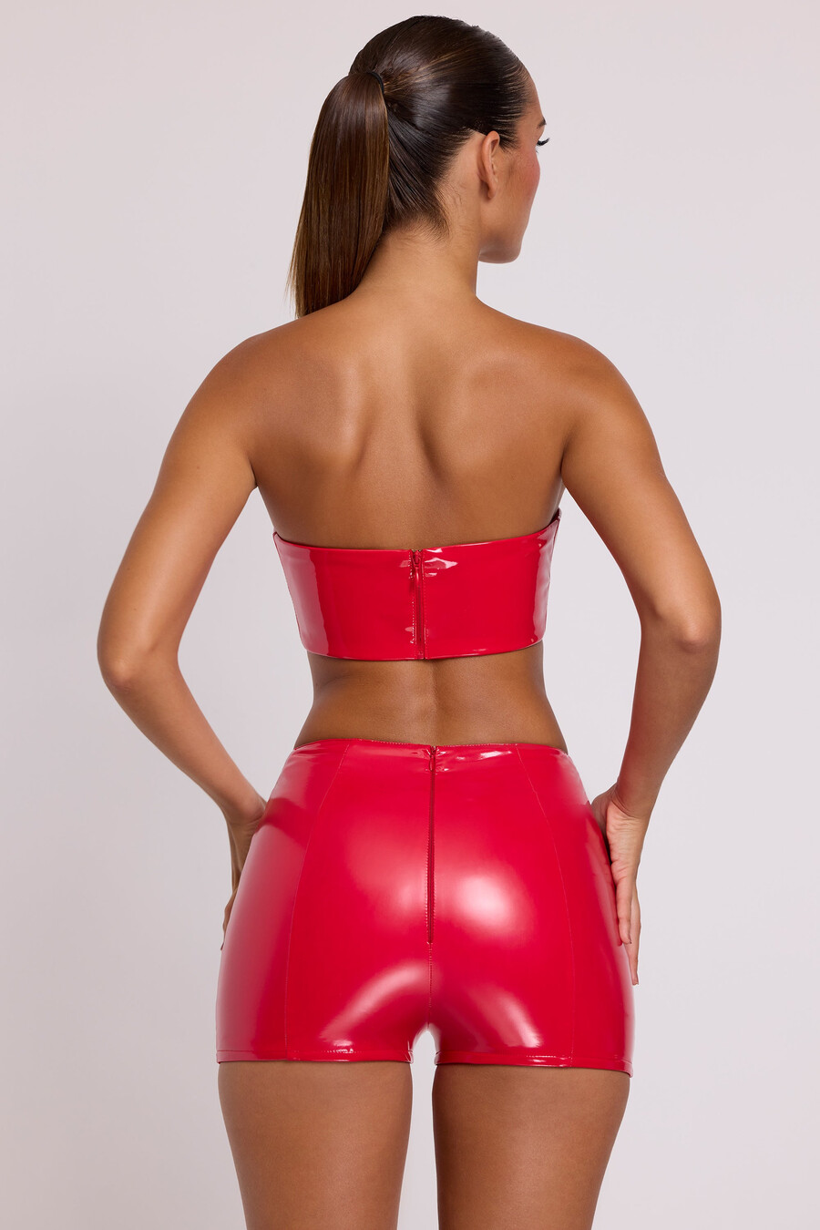 vinyl minishorts met schuine taille in vuurrood