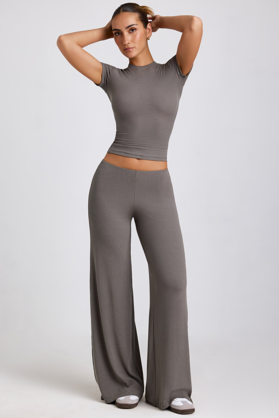 middelhoge taille broek met wijde pijpen in grijs