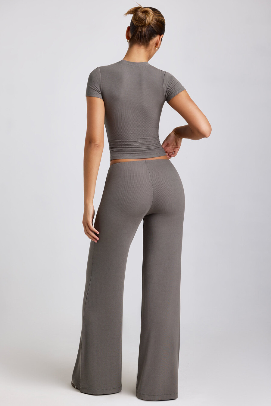 middelhoge taille broek met wijde pijpen in grijs