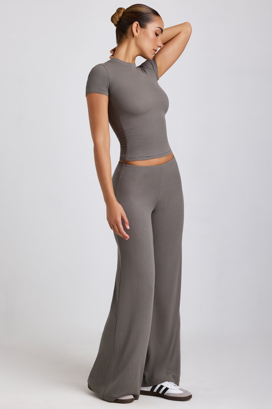 middelhoge taille broek met wijde pijpen in grijs