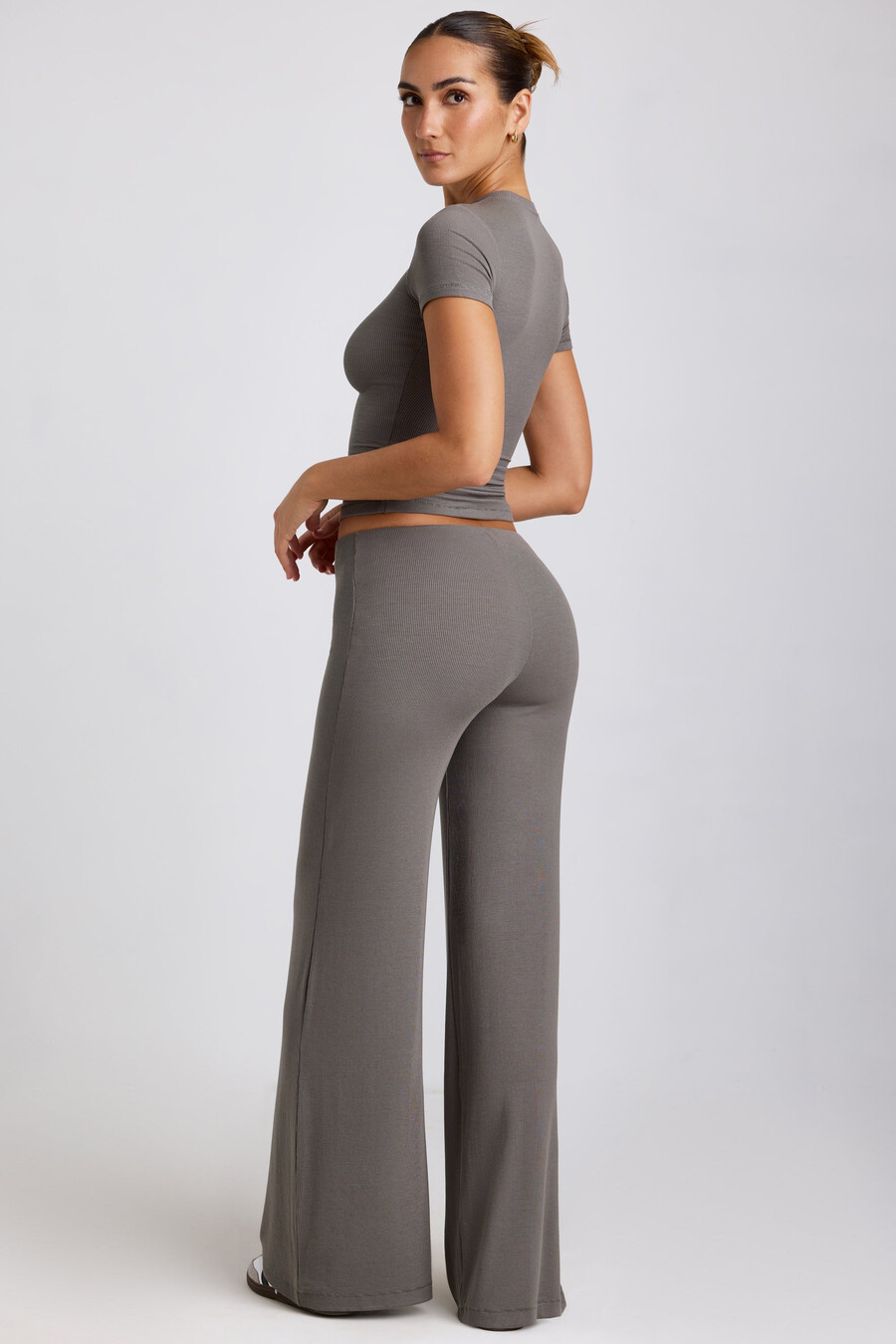 middelhoge taille broek met wijde pijpen in grijs
