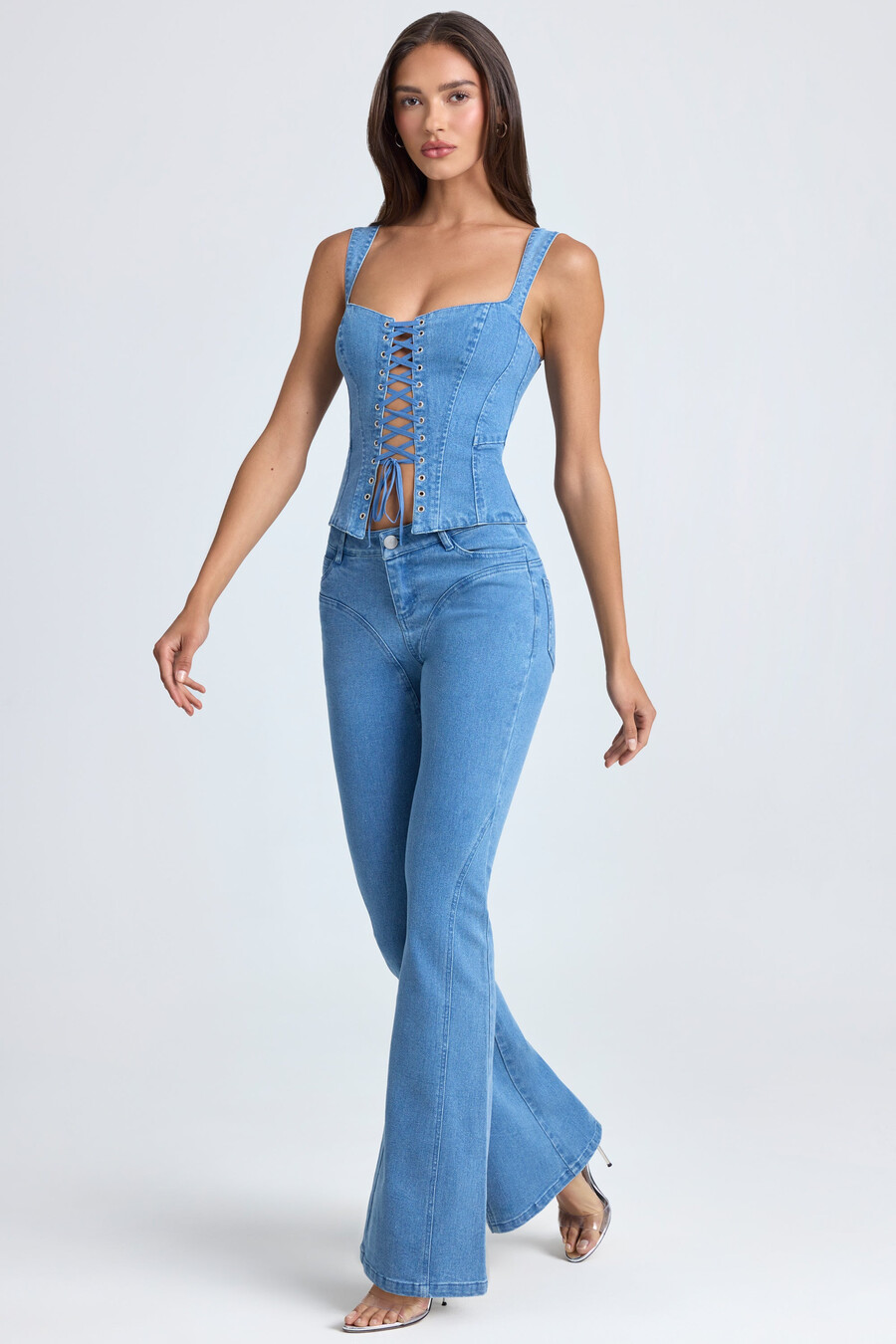 mid-rise flared jeans in middenblauwe stonewash