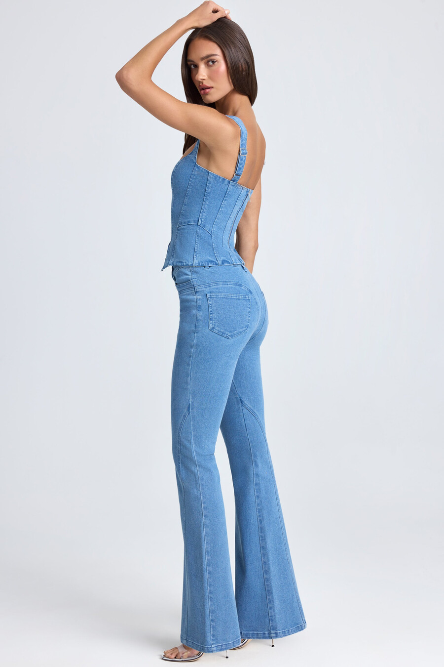 mid-rise flared jeans in middenblauwe stonewash