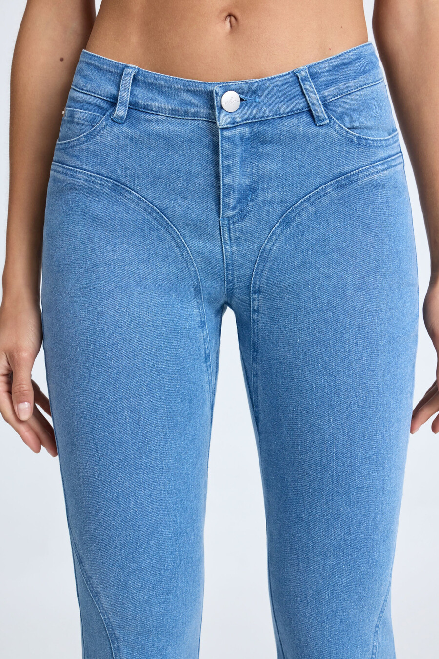 mid-rise flared jeans in middenblauwe stonewash