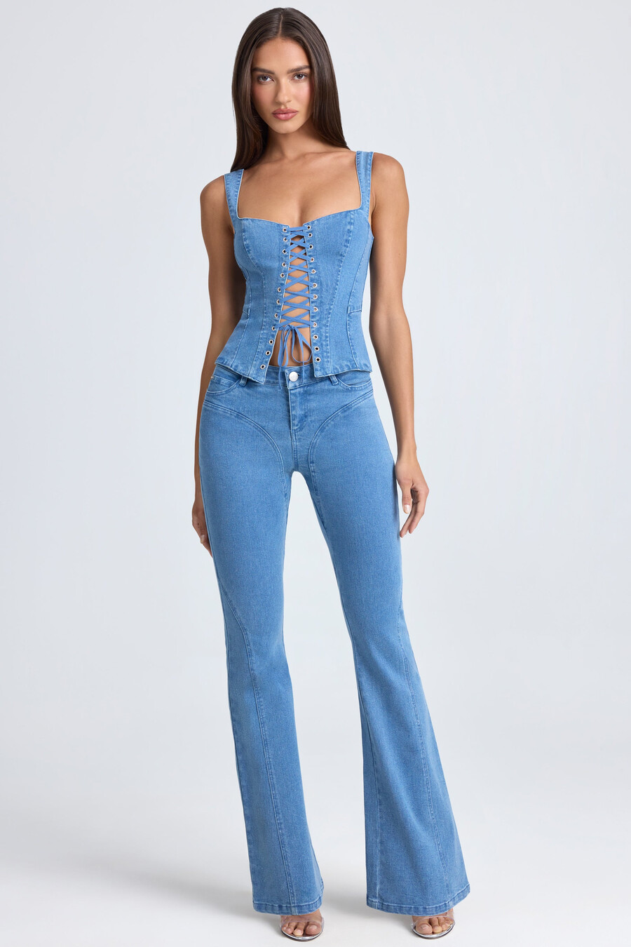 mid-rise flared jeans in middenblauwe stonewash