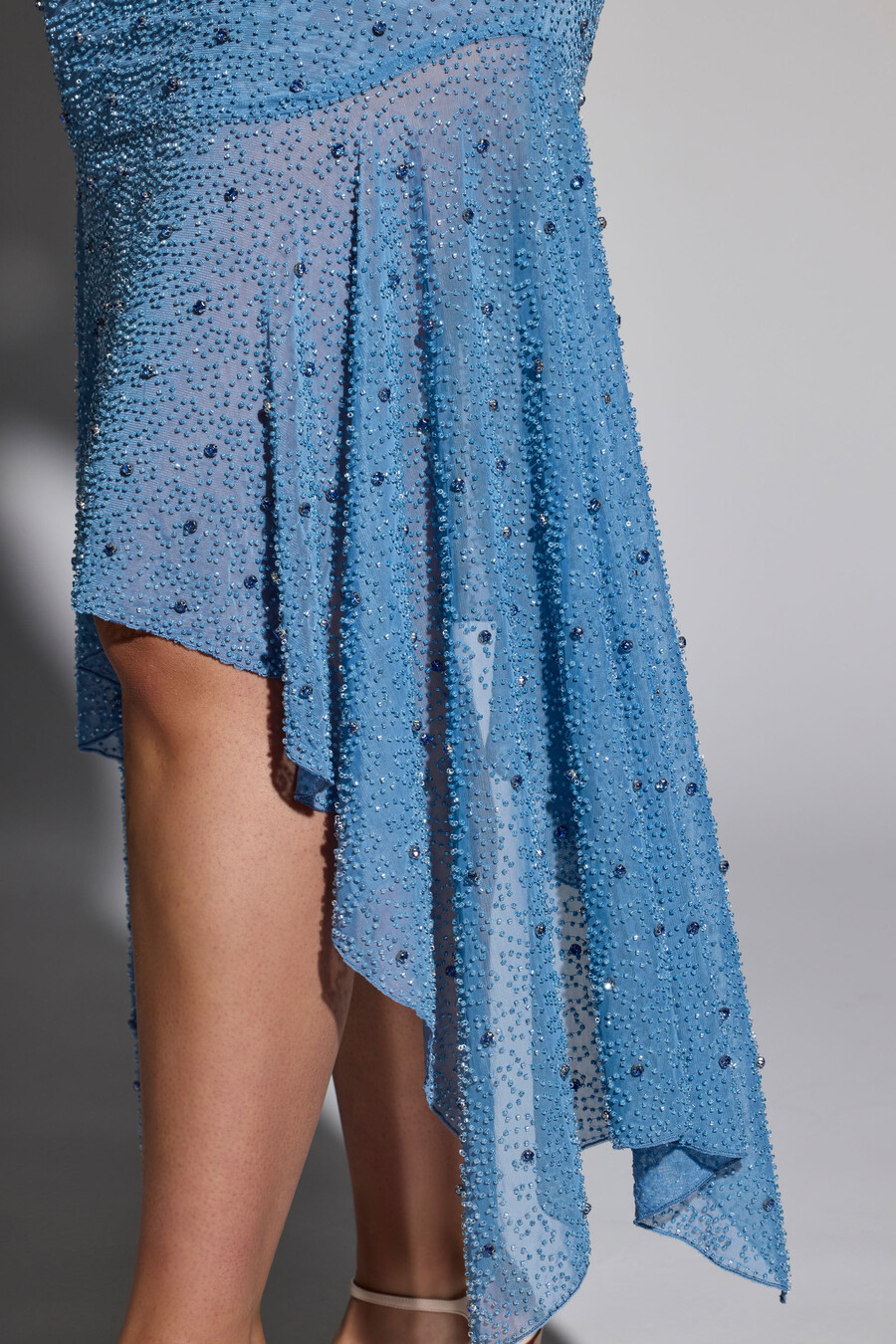 versierde asymmetrische crop top en rok set in rookblauw
