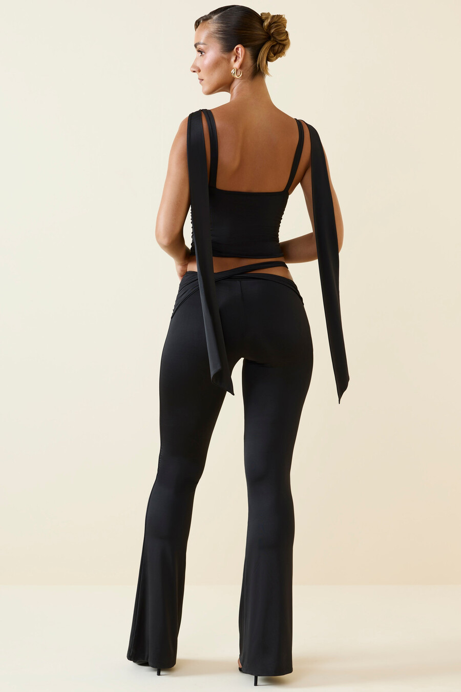 uitgesneden broek met middelhoge taille en wijde pijpen in zwart