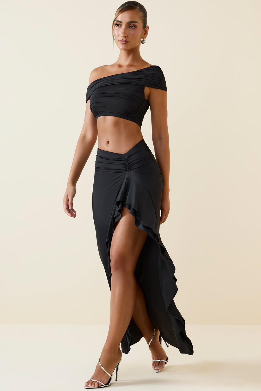 asymmetrische maxi-rok met ruches en lage taille in zwart