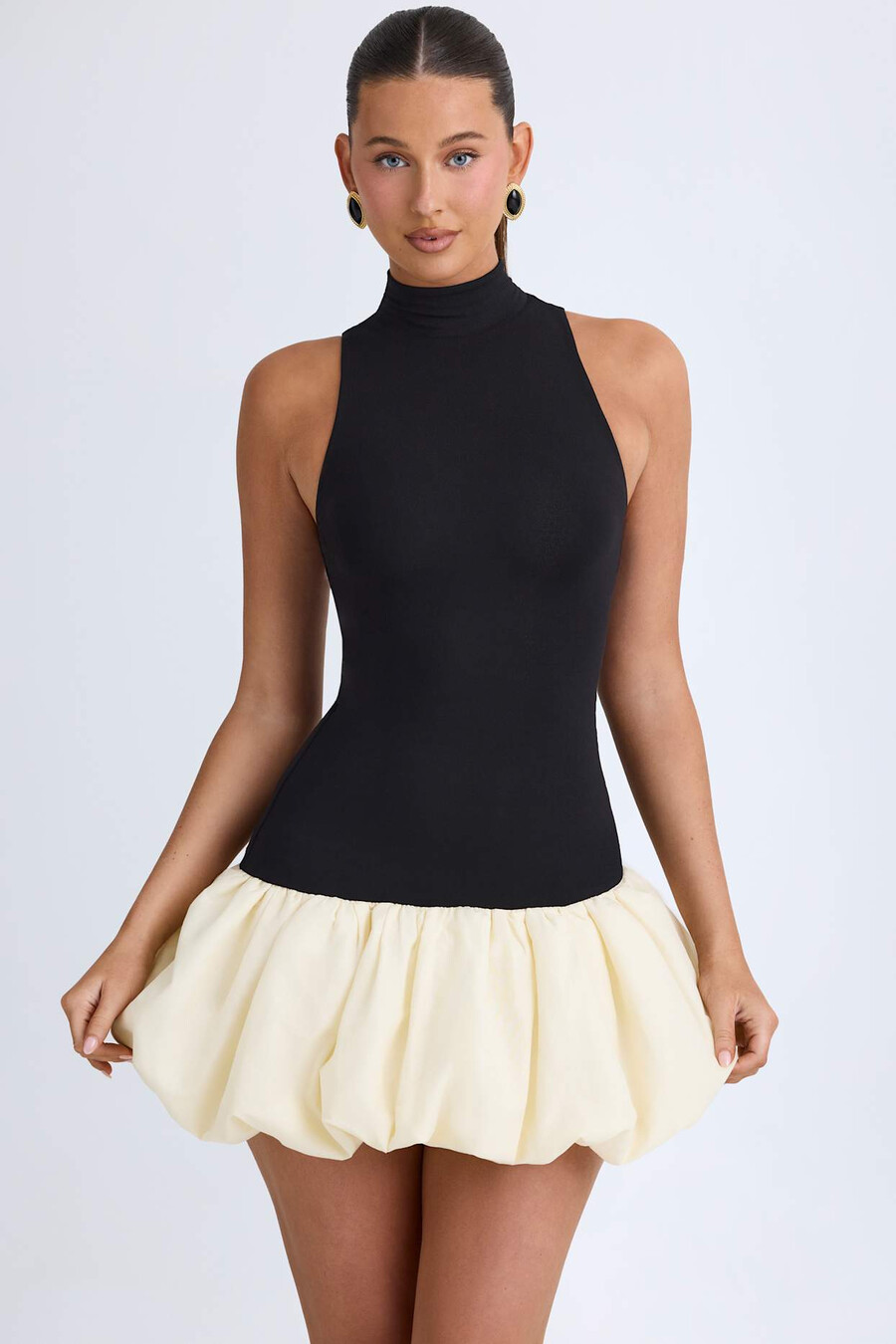 zwarte mini-jurk met colkraag verlaagde taille en ballonzoom.