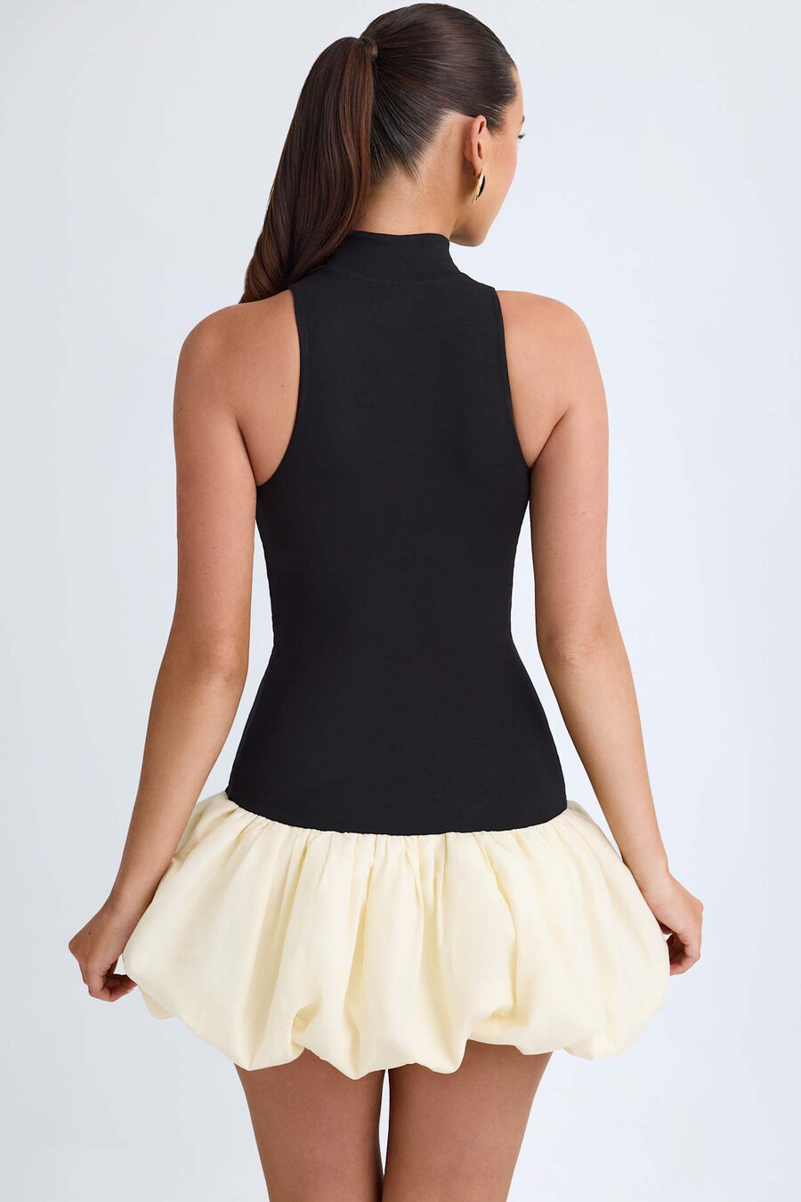 zwarte mini-jurk met colkraag verlaagde taille en ballonzoom.
