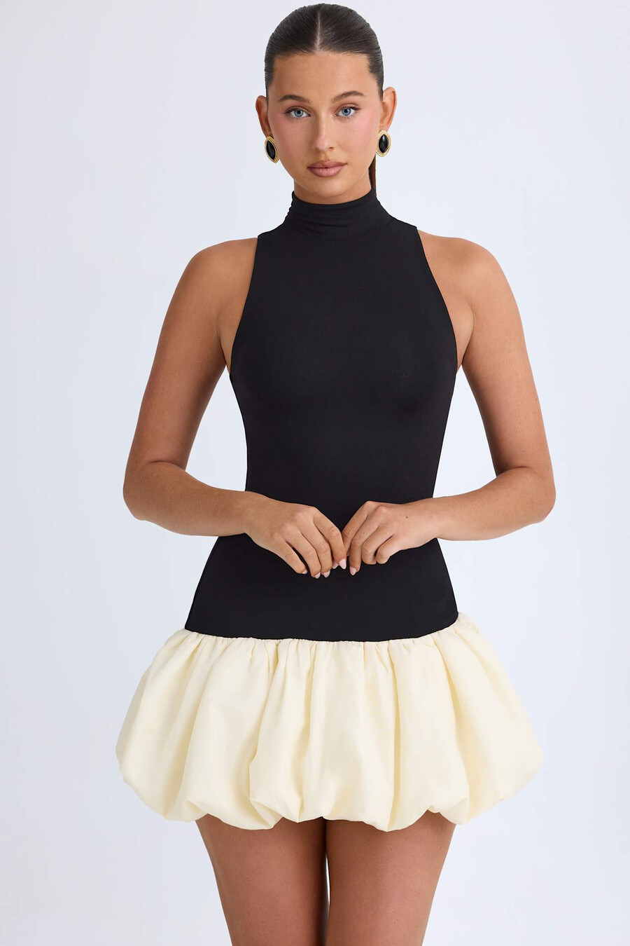 zwarte mini-jurk met colkraag verlaagde taille en ballonzoom.