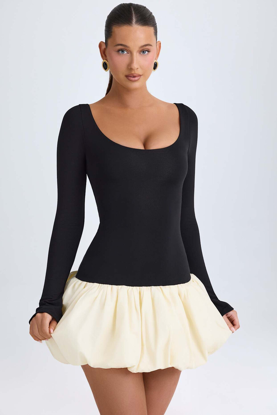 mini-jurk met ronde hals verlaagde taille en ballonzoom in vanillekleur.