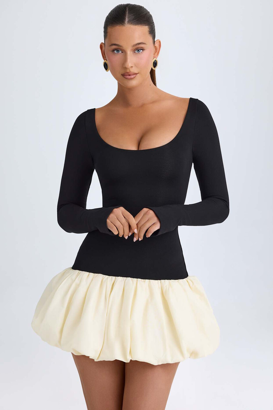 mini-jurk met ronde hals verlaagde taille en ballonzoom in vanillekleur.