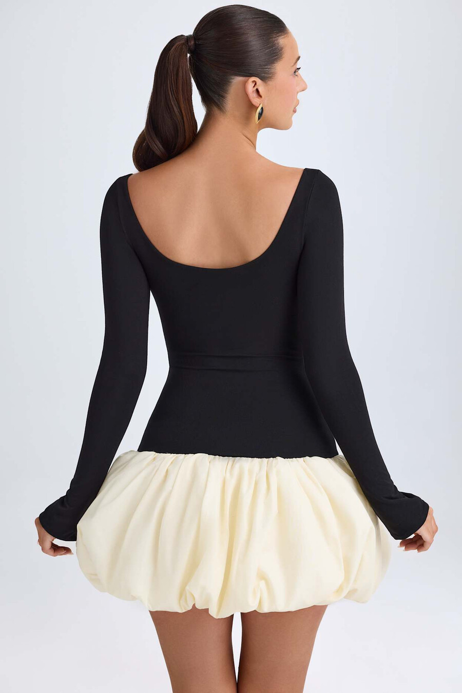 mini-jurk met ronde hals verlaagde taille en ballonzoom in vanillekleur.