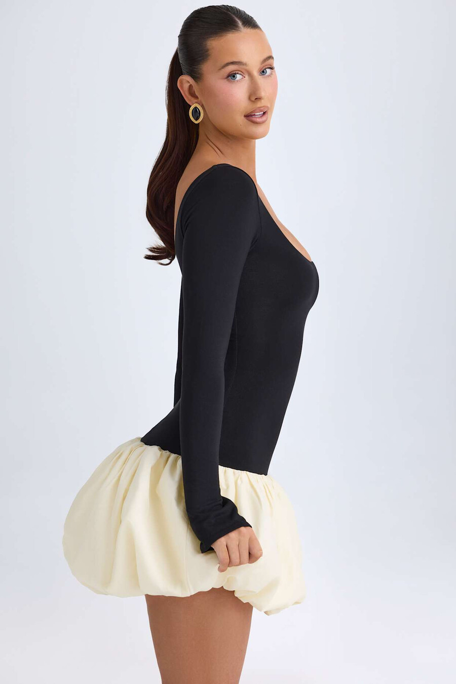 mini-jurk met ronde hals verlaagde taille en ballonzoom in vanillekleur.
