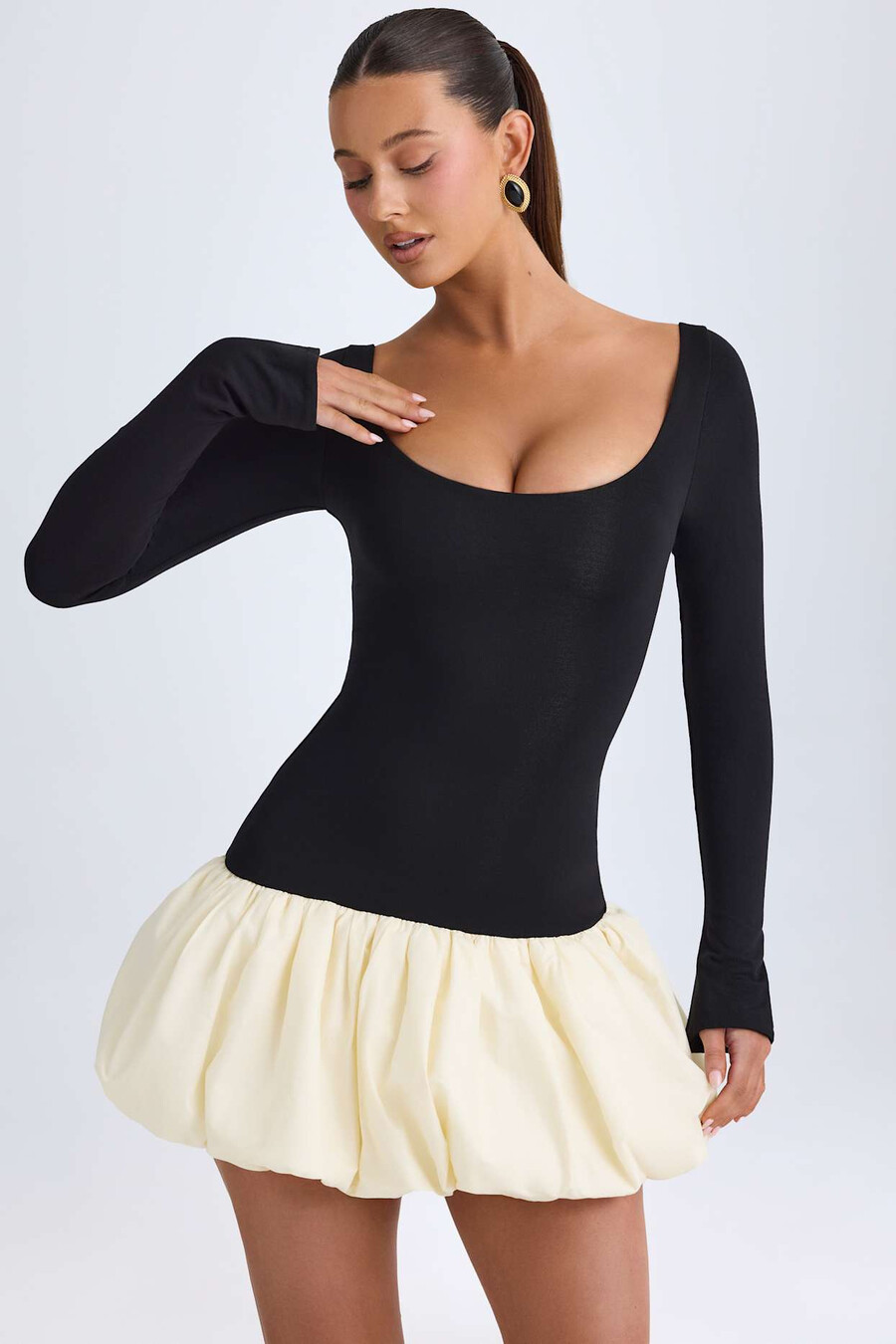 mini-jurk met ronde hals verlaagde taille en ballonzoom in vanillekleur.