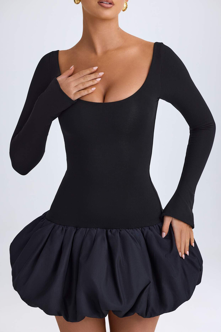mini-jurk met ronde hals verlaagde taille en ballonzoom in zwart