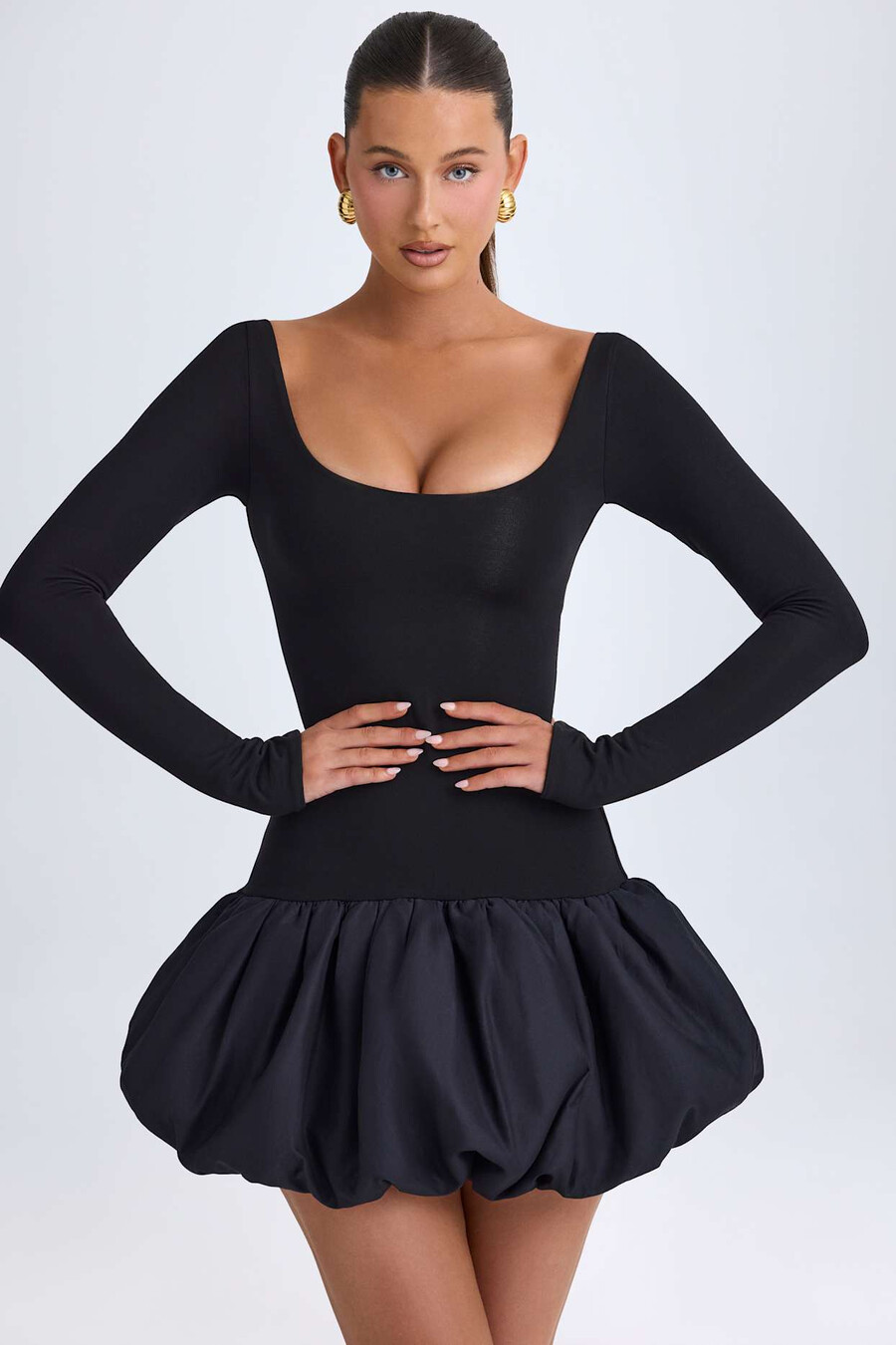 mini-jurk met ronde hals verlaagde taille en ballonzoom in zwart