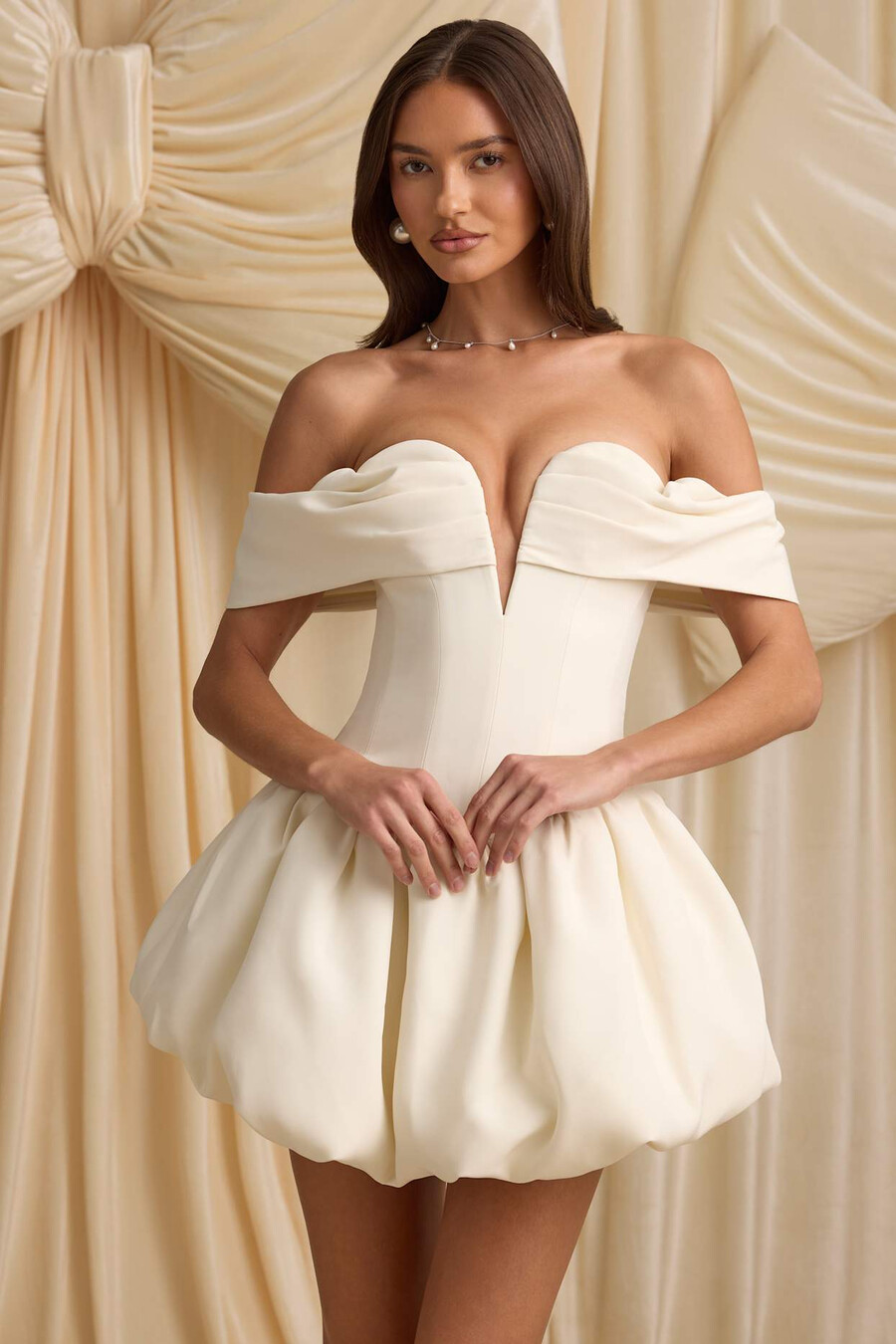 off-shoulder mini-jurk met gelaagde ballonzoom en korset in ivoor