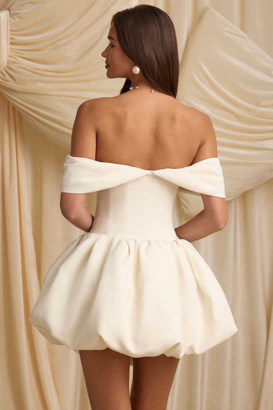 off-shoulder mini-jurk met gelaagde ballonzoom en korset in ivoor