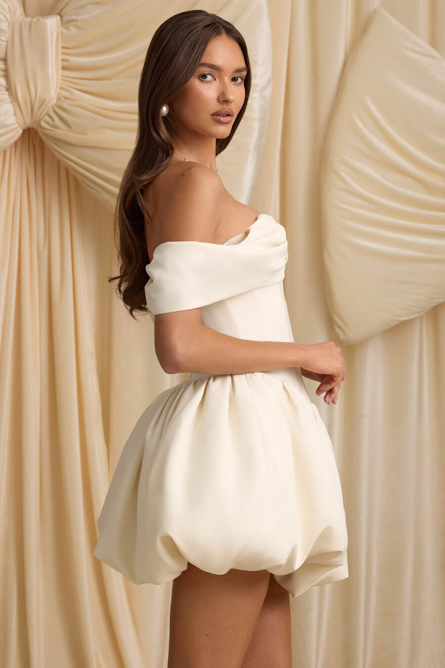 off-shoulder mini-jurk met gelaagde ballonzoom en korset in ivoor
