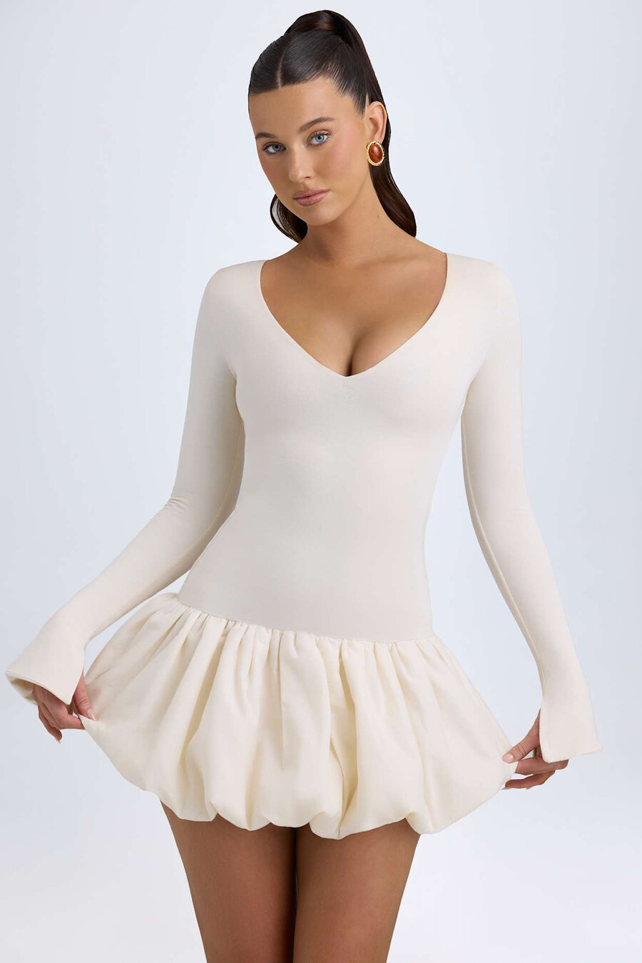modal mini-jurk met verlaagde taille en ballonzoom in ivoor