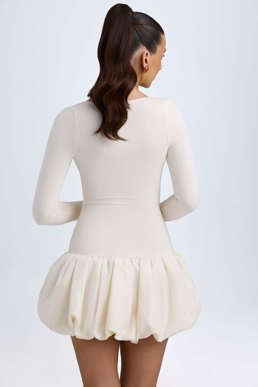 modal mini-jurk met verlaagde taille en ballonzoom in ivoor