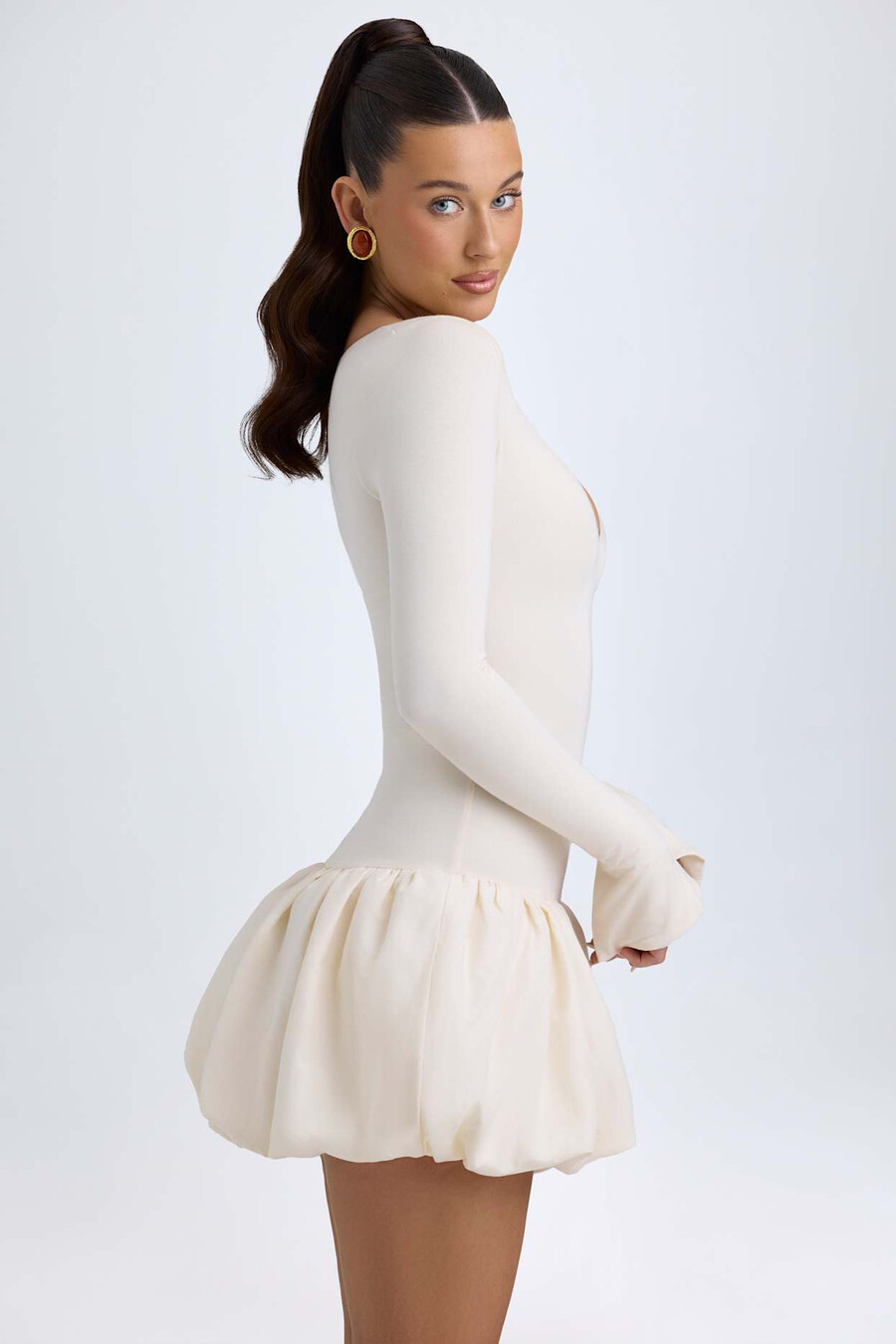 modal mini-jurk met verlaagde taille en ballonzoom in ivoor