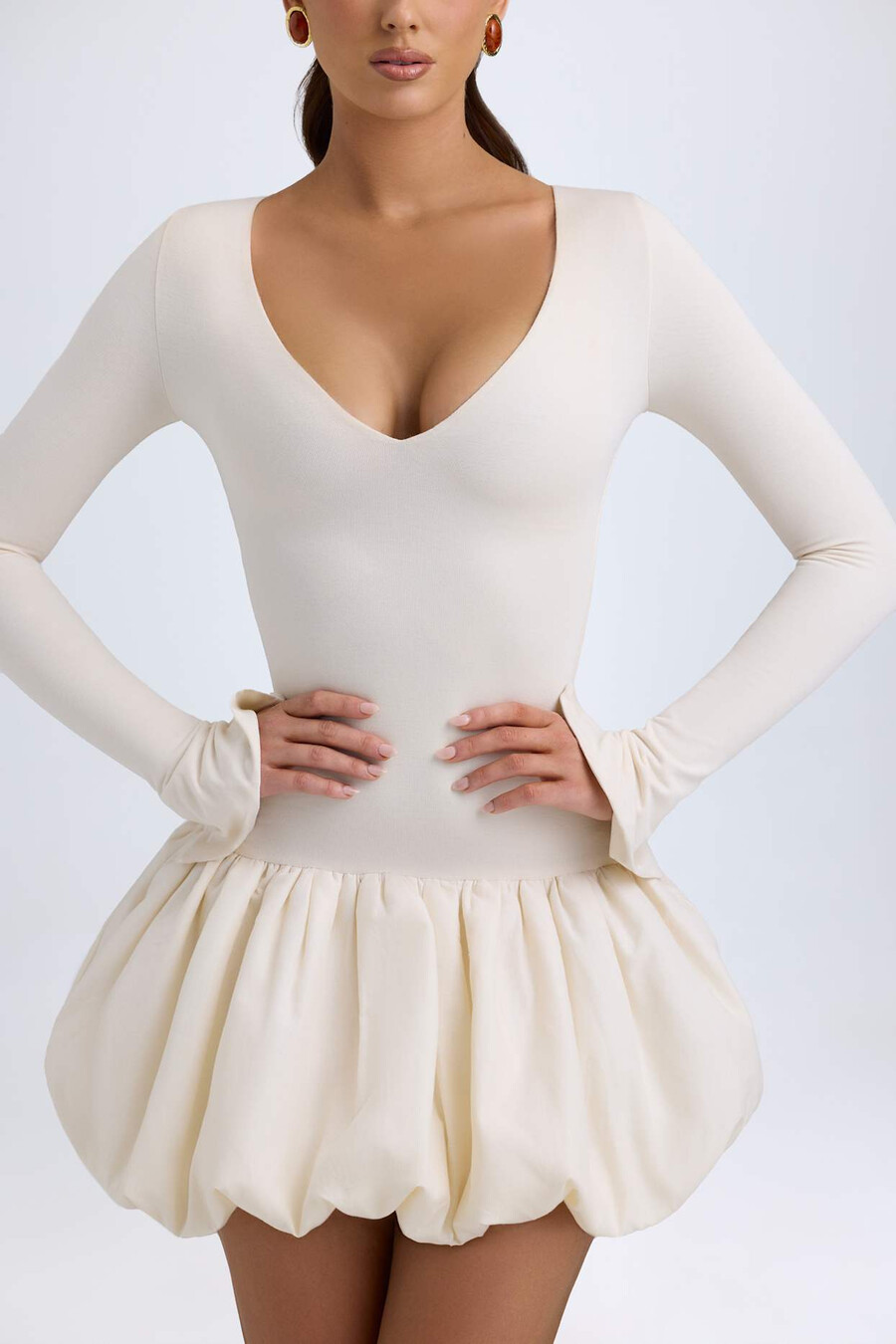 modal mini-jurk met verlaagde taille en ballonzoom in ivoor
