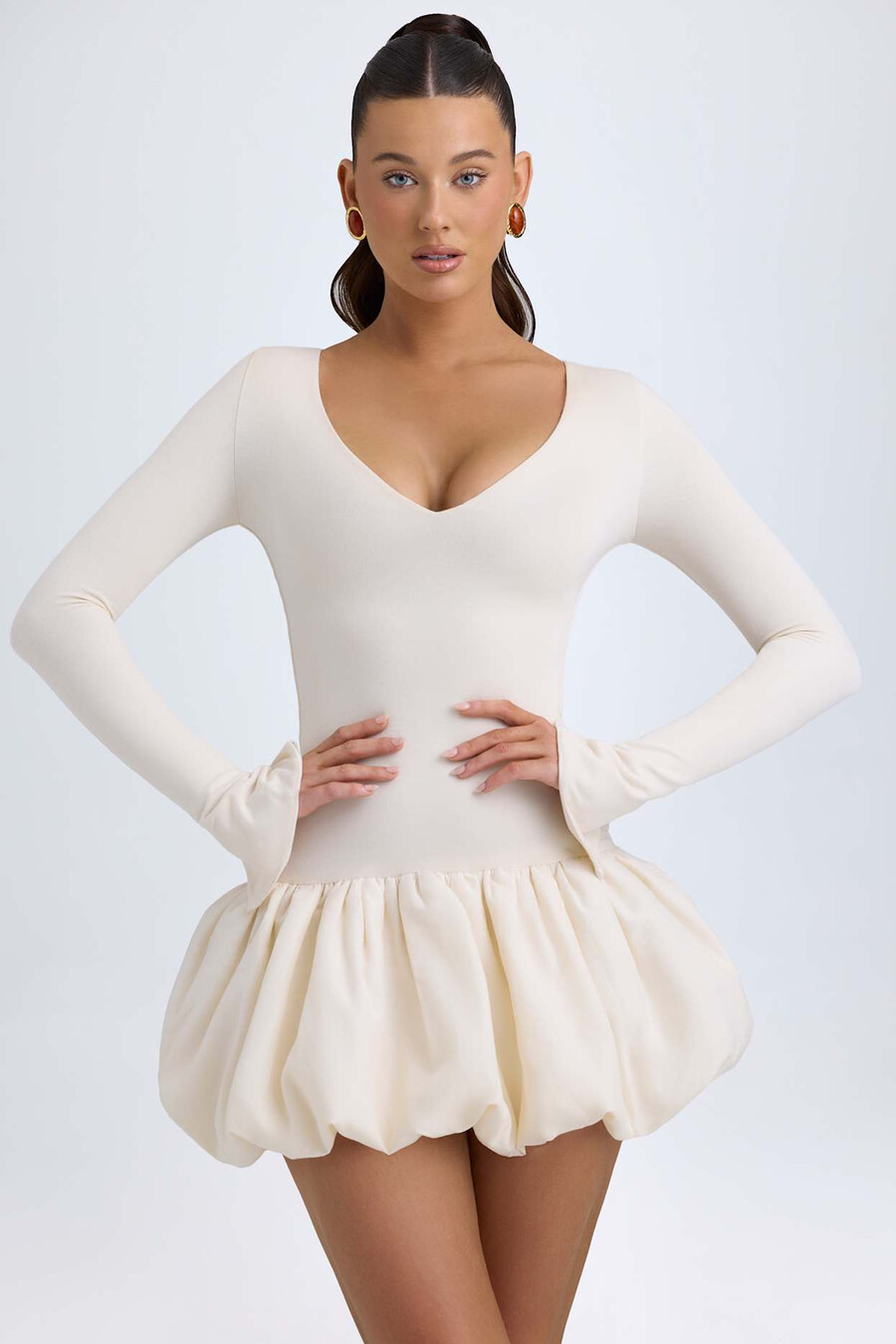 modal mini-jurk met verlaagde taille en ballonzoom in ivoor