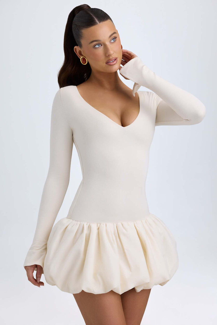 modal mini-jurk met verlaagde taille en ballonzoom in ivoor