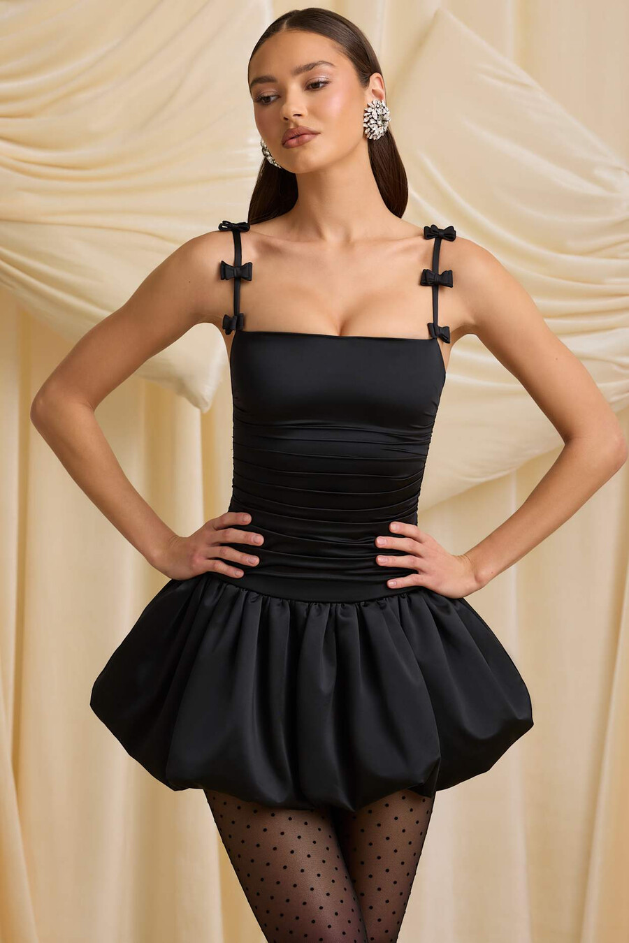 mini-jurk met strikdetail en geplooide ballonzoom in zwart